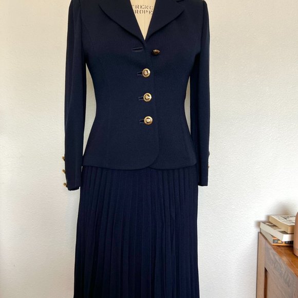 St. John Collection St. John Basics Navy Knit Skirt Suit w/ pleated skirt SIZE 4 - Picture 8 of 8